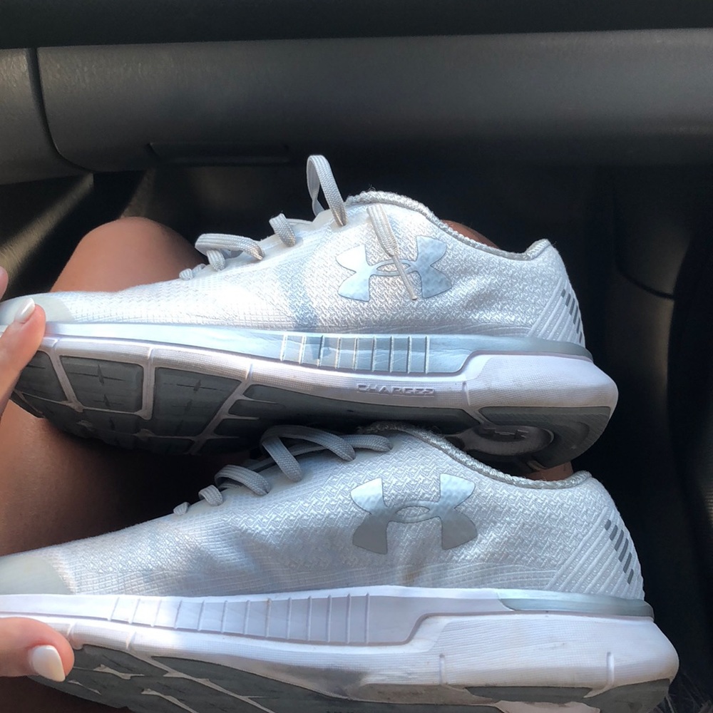 Tennis shoes
